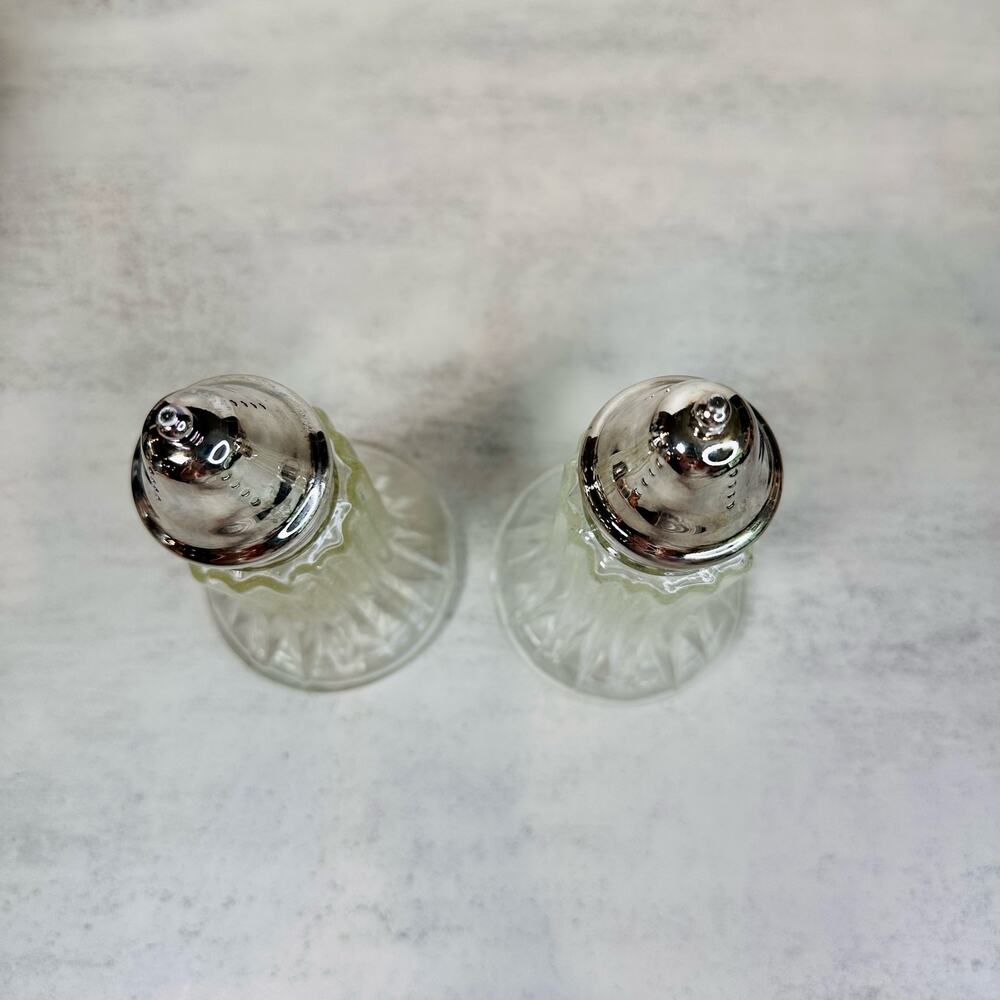 Vintage, WM. Rodgers & Son, Silverplated and Glass Salt and Pepper Set Kitchen - Picture 4 of 7